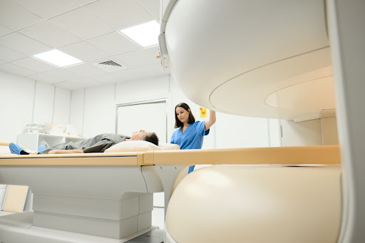 Milyen panaszok esetén segíthet a vizsgálat, és hová érdemes fordulni Budapest mellett ha MRI vizsgálatra van szükséged?