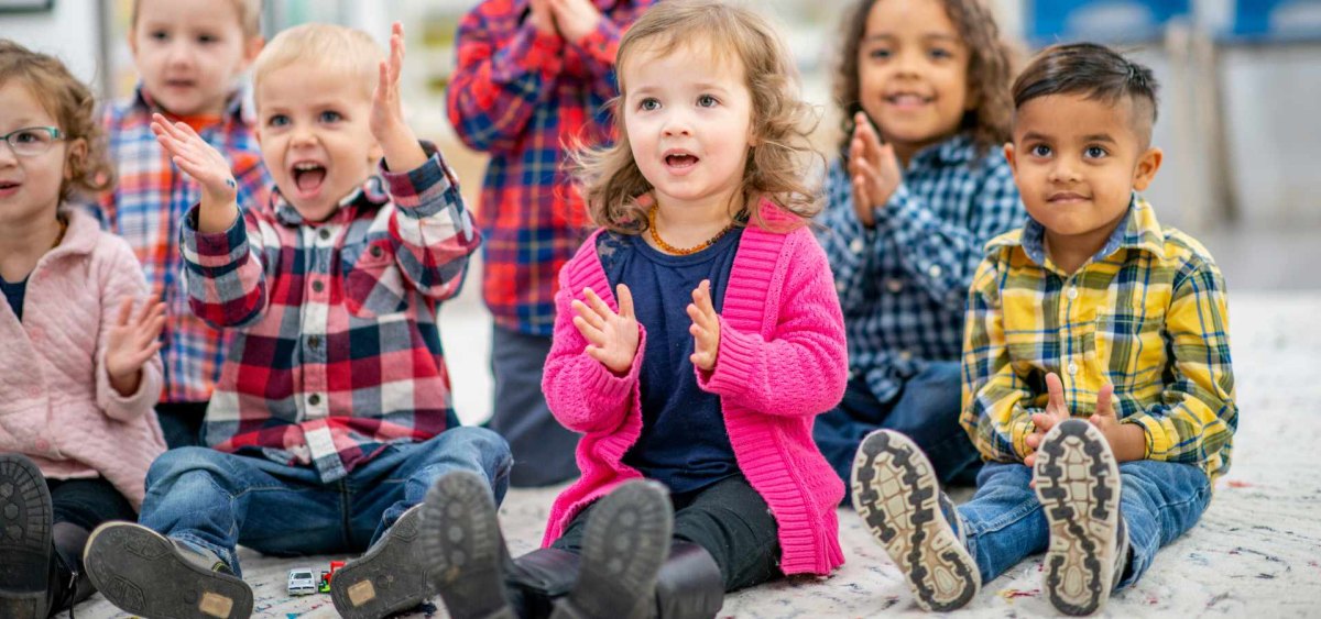 Szandál vagy vászoncipő? Melyik a jobb benti cipő a gyerekeknek?