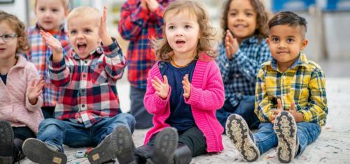 Szandál vagy vászoncipő? Melyik a jobb benti cipő a gyerekeknek?